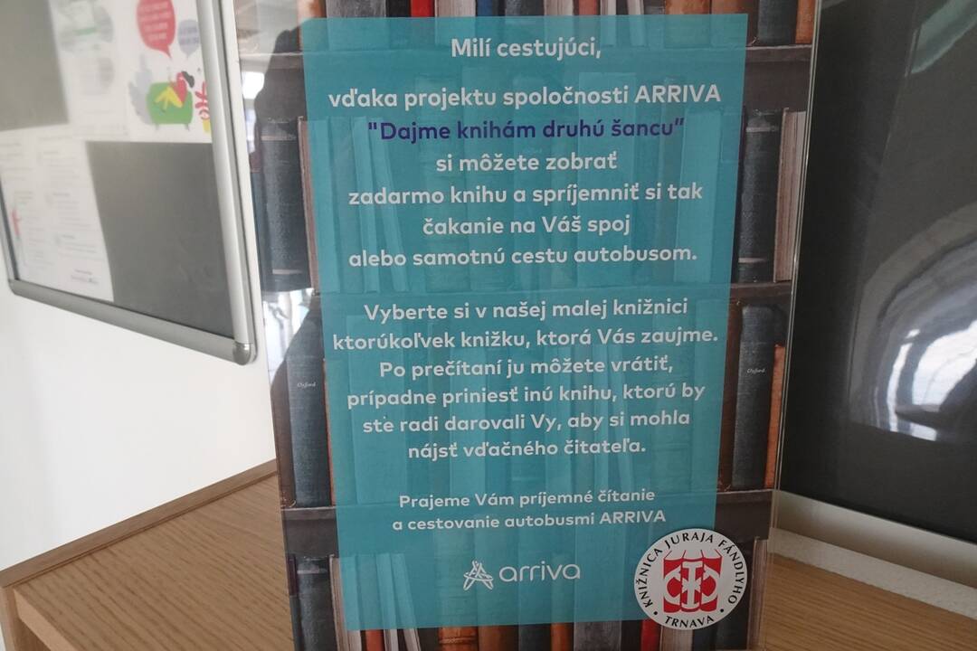 FOTO: Čítať knihy môžete aj v autobuse. Na trnavskej pobočke Arrivy pribudla knižnica, foto 1
