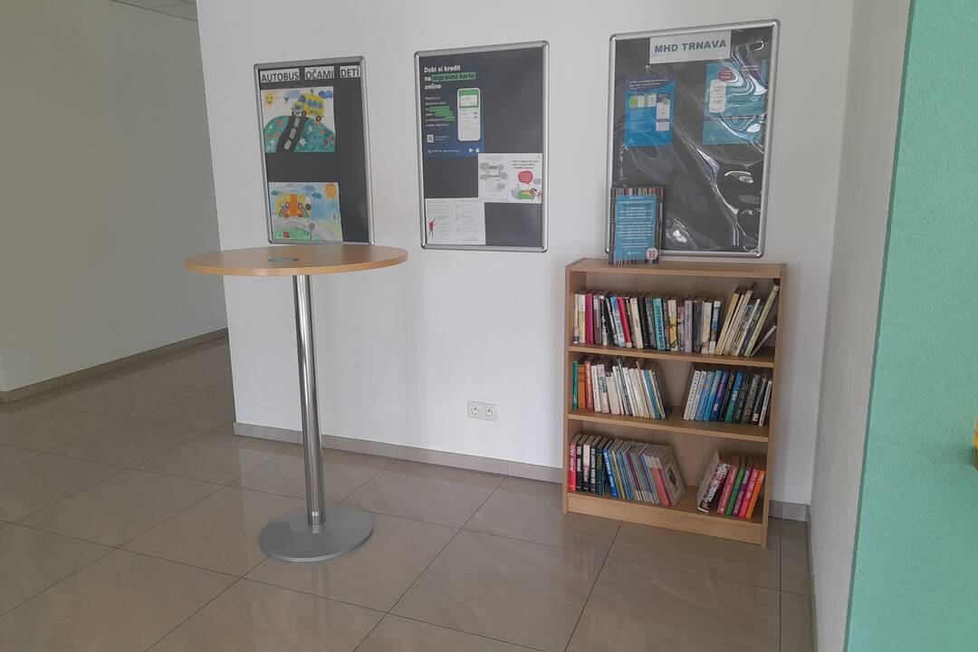 FOTO: Čítať knihy môžete aj v autobuse. Na trnavskej pobočke Arrivy pribudla knižnica, foto 3