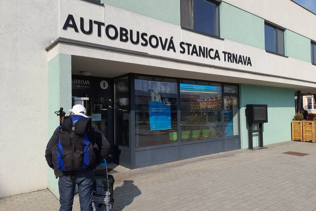 FOTO: Čítať knihy môžete aj v autobuse. Na trnavskej pobočke Arrivy pribudla knižnica, foto 4