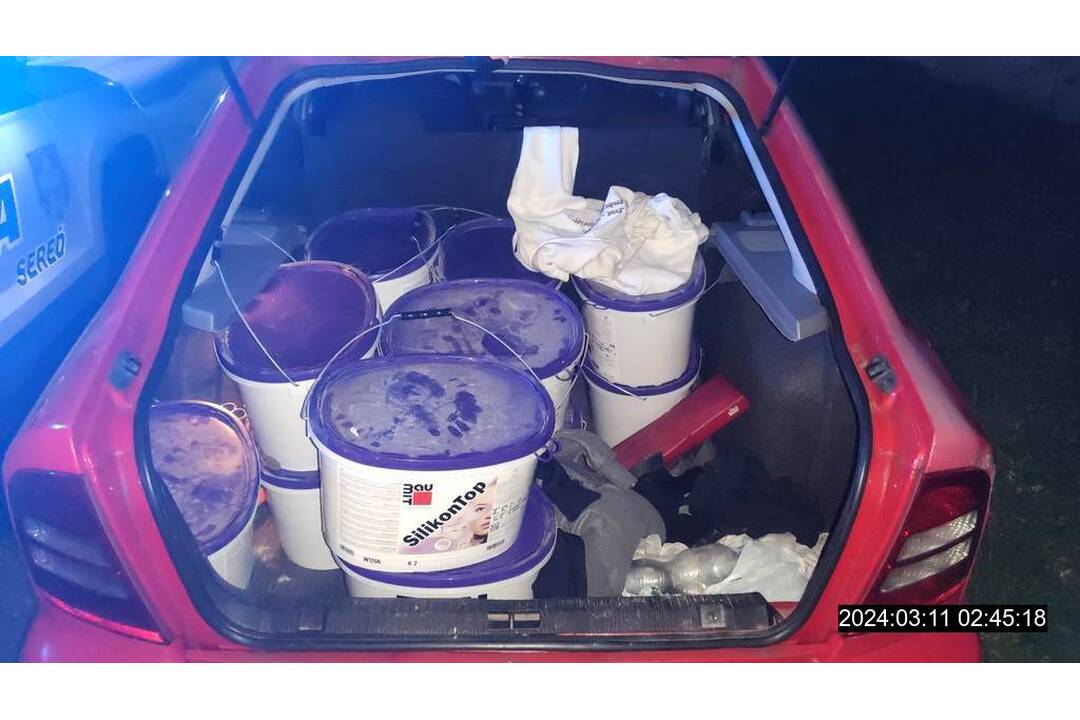 FOTO: Muž si chcel zo staveniska v Seredi okradnúť farby. Plánoval ich odviesť na Ukrajinu, foto 5