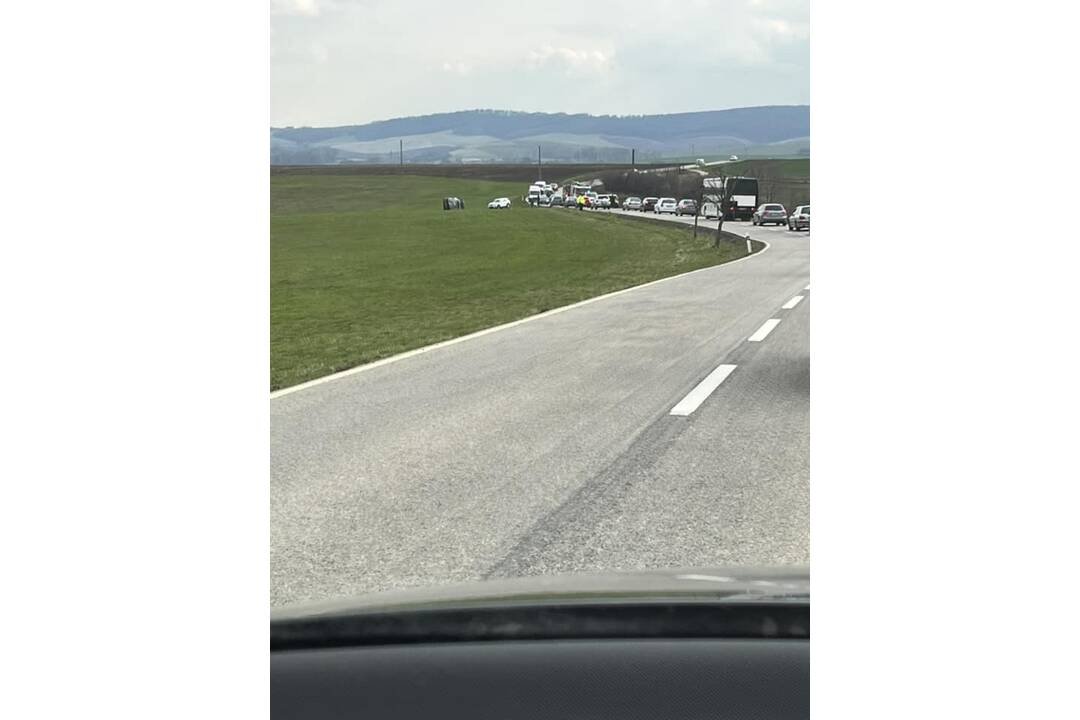 FOTO: Pred Radošovcami došlo k vážnej dopravnej nehode. Auto skončilo v poli, foto 1