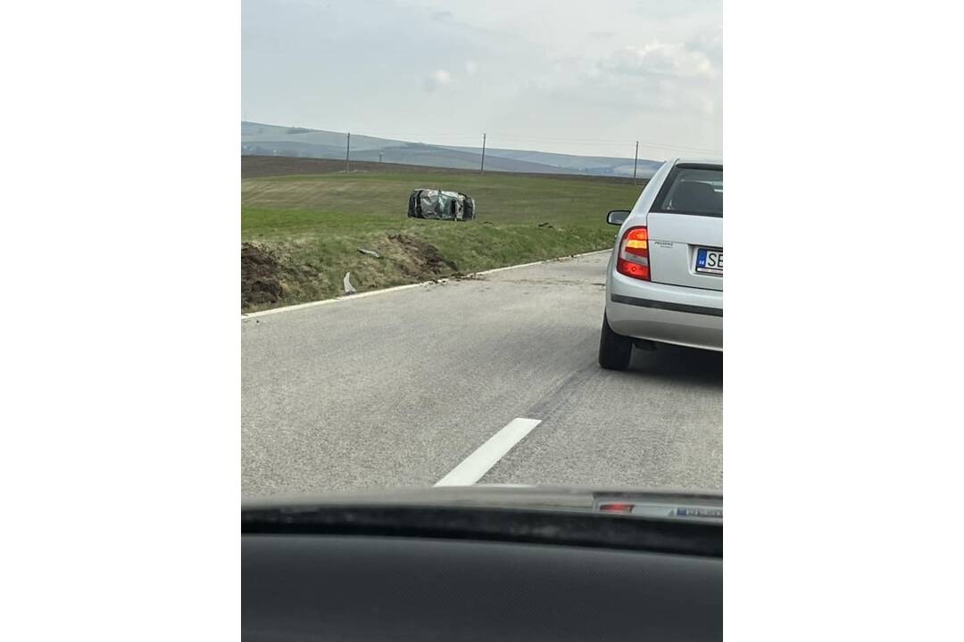 FOTO: Pred Radošovcami došlo k vážnej dopravnej nehode. Auto skončilo v poli, foto 2