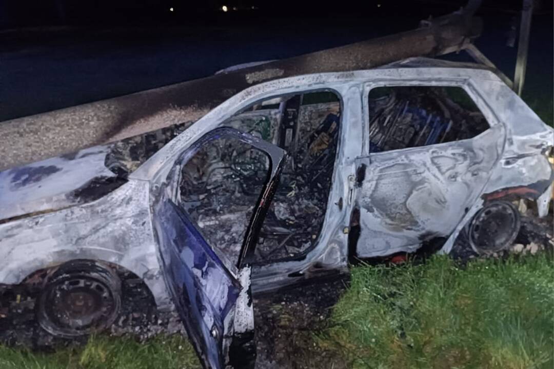 FOTO: Pri Topoľníkoch došlo k tragickej nehode. Vodič narazil do elektrického stĺpu, foto 2