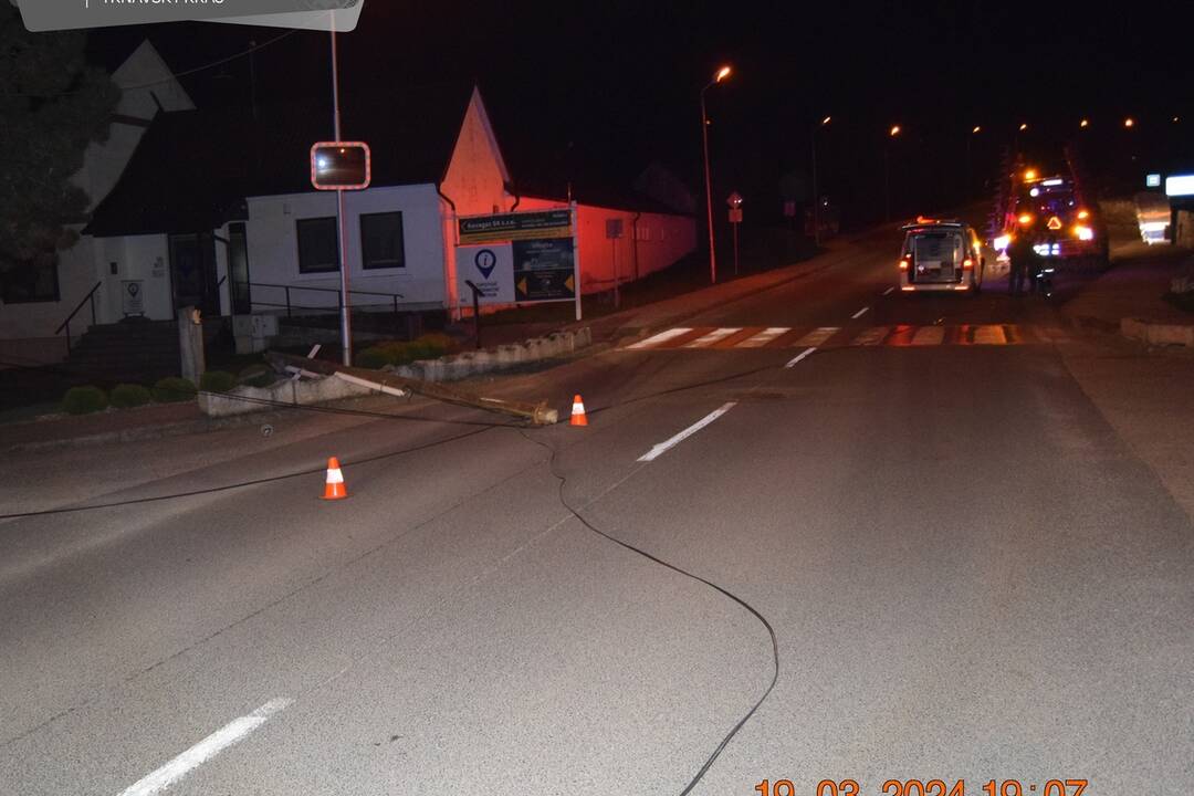FOTO: Traktor v Smrdákoch strhol telefónne káble, padol aj stĺp, foto 2