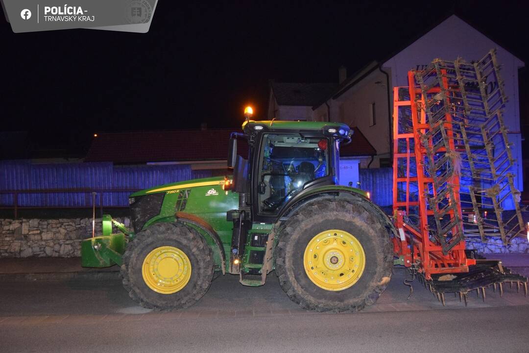 FOTO: Traktor v Smrdákoch strhol telefónne káble, padol aj stĺp, foto 3