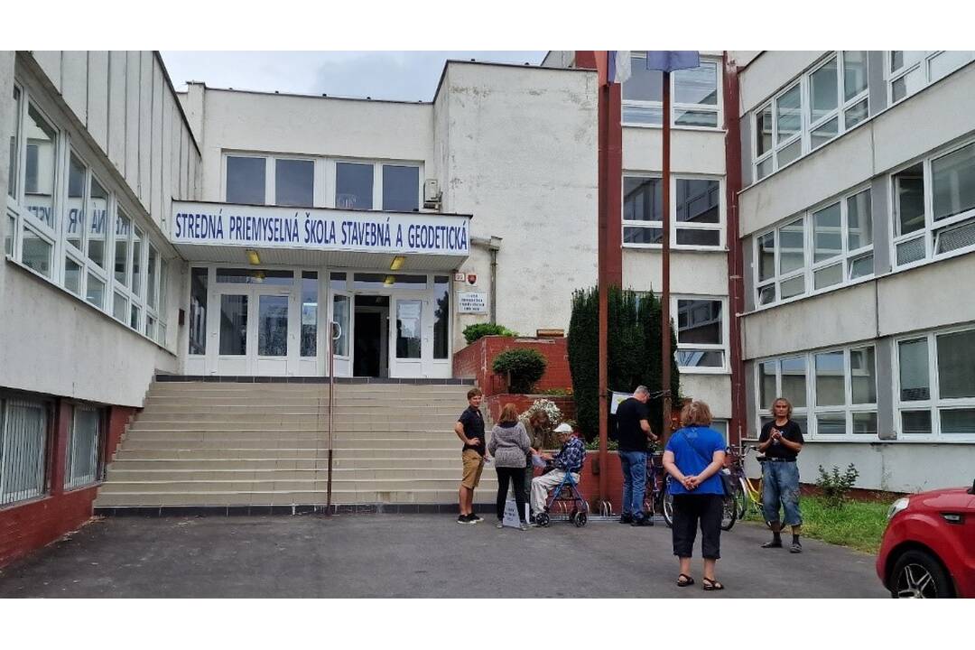 FOTO: Niektorí ZŤP sa volebných miestností ani nedostanú, foto 3