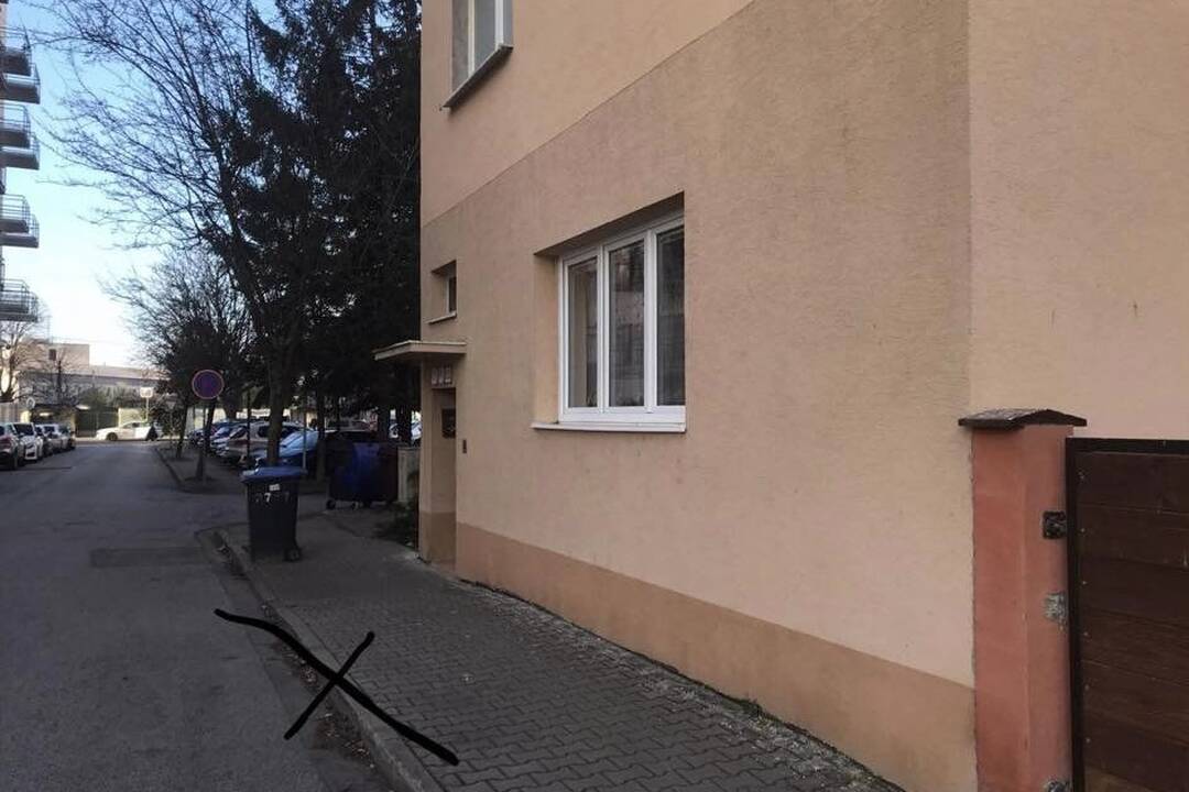 FOTO: V Piešťanoch niekto poškodil pred touto budovou auto. Nevideli ste páchateľa?, foto 3
