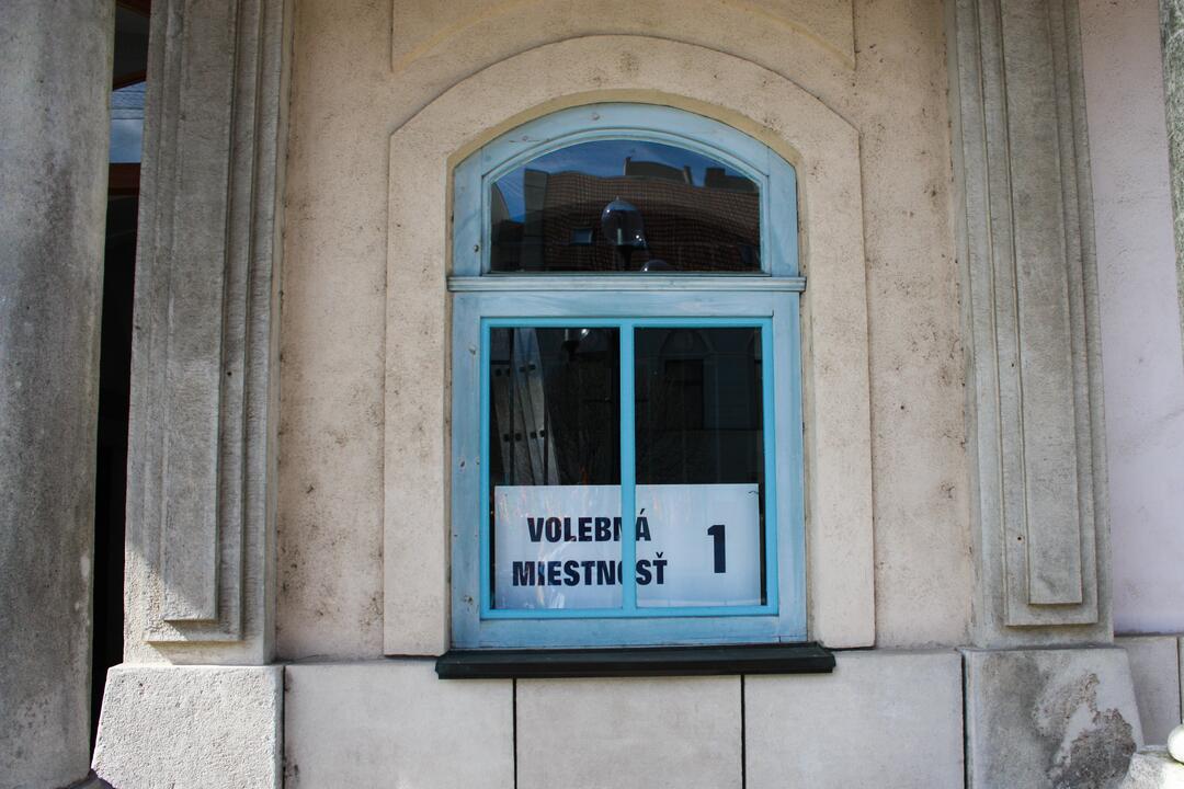 FOTO: Voľby sú v Trnavskom kraji v plnom prúde. Takto vyzerajú volebné miestnosti, foto 1