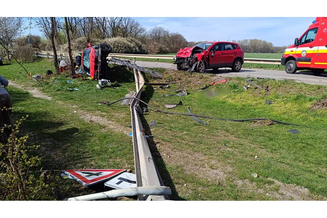 FOTO: Čelná zrážka áut, foto 1