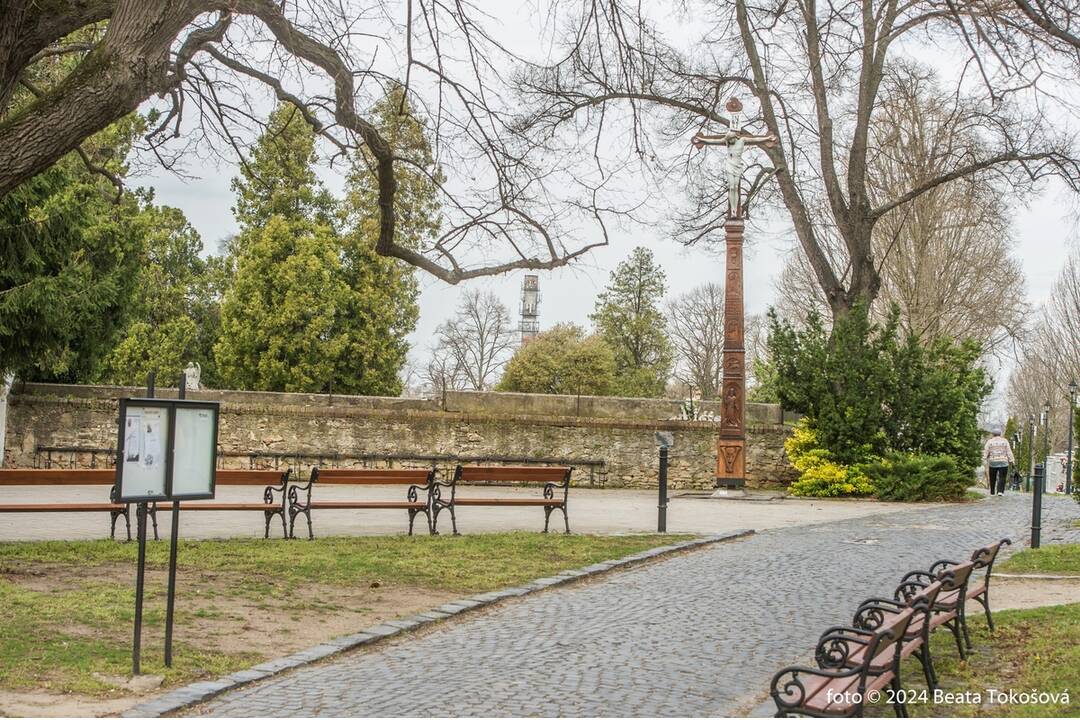 FOTO: Osadzovanie opraveného kríža v Skalici, foto 2