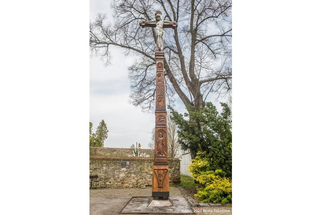 FOTO: Osadzovanie opraveného kríža v Skalici, foto 6