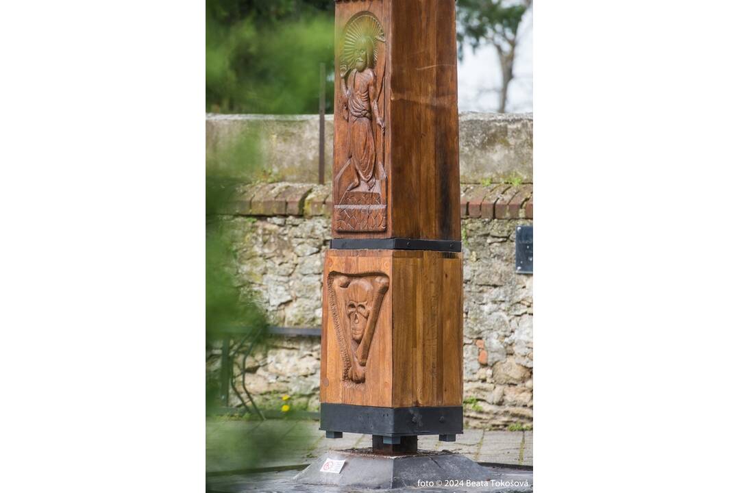 FOTO: Osadzovanie opraveného kríža v Skalici, foto 7