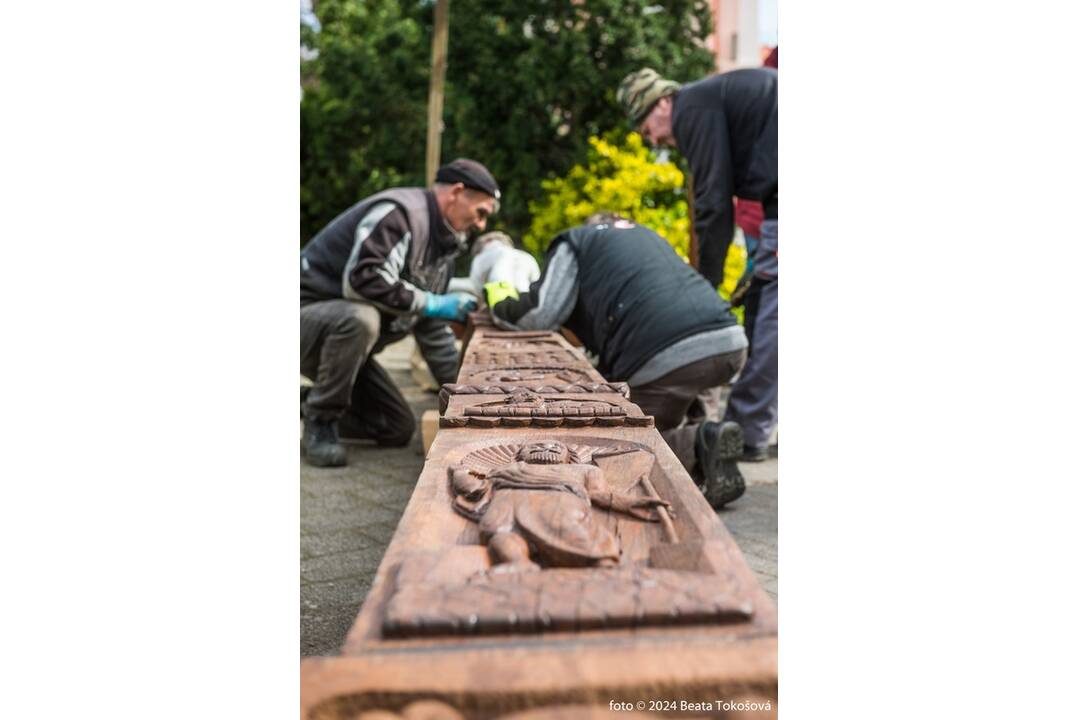 FOTO: Osadzovanie opraveného kríža v Skalici, foto 3