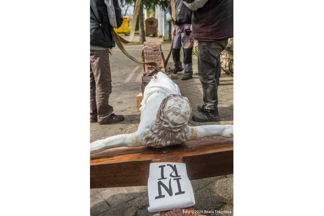 FOTO: Osadzovanie opraveného kríža v Skalici, foto 1