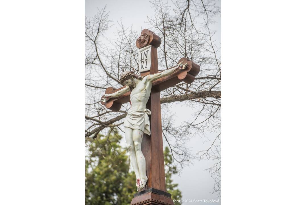 FOTO: Osadzovanie opraveného kríža v Skalici, foto 4