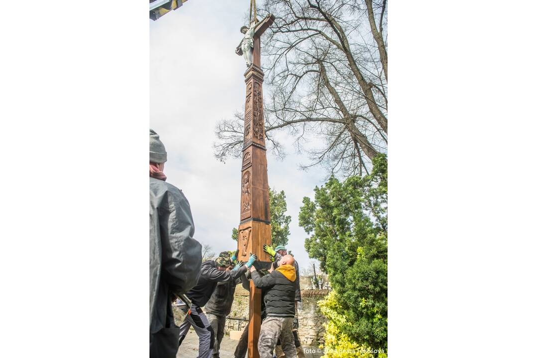 FOTO: Osadzovanie opraveného kríža v Skalici, foto 8