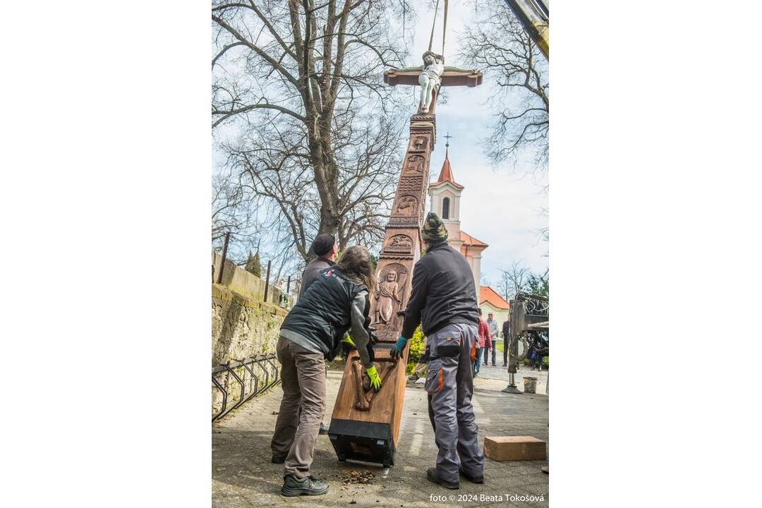FOTO: Osadzovanie opraveného kríža v Skalici, foto 5