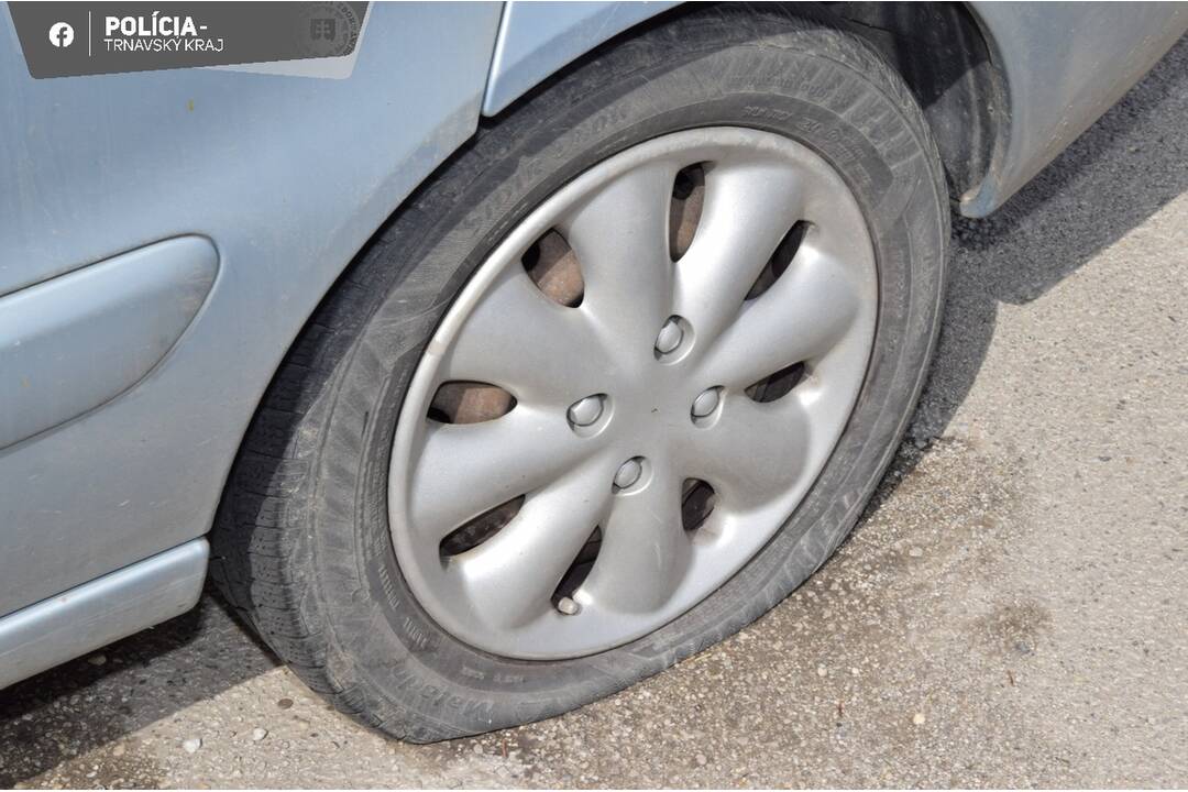 FOTO: Vandal prepichol pneumatiky na 20 autách v Dunajskej Strede, foto 3