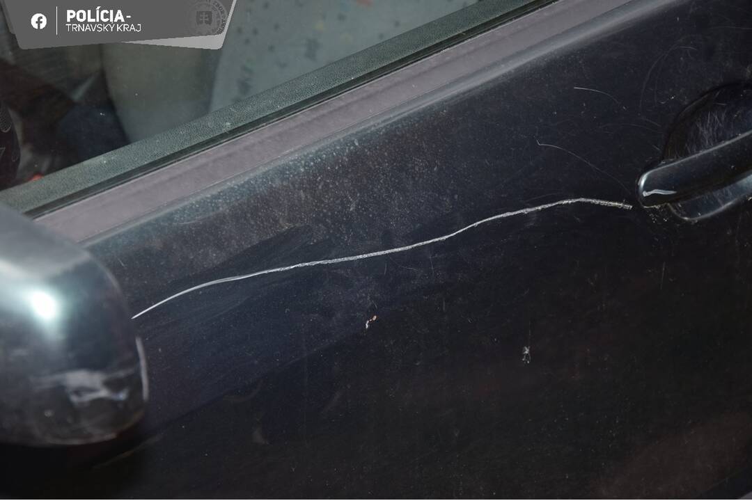 FOTO: Vandal prepichol pneumatiky na 20 autách v Dunajskej Strede, foto 4