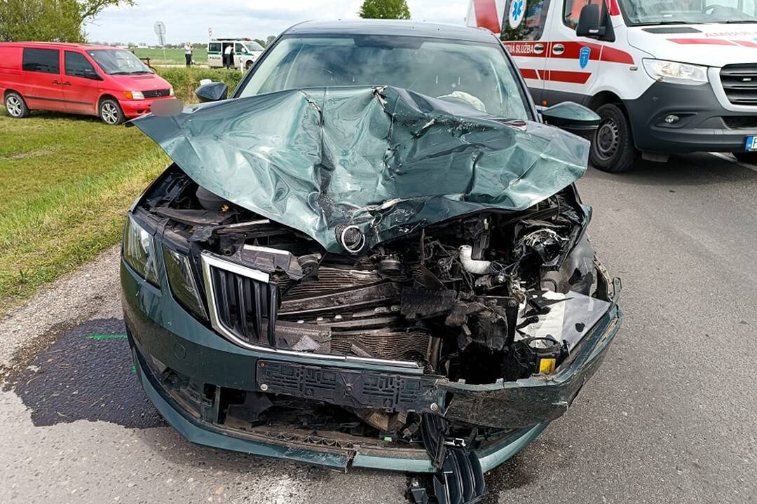 FOTO: Nehoda troch áut s 5 zranenými v Dunajskej Strede 5. 4. 2024, foto 3