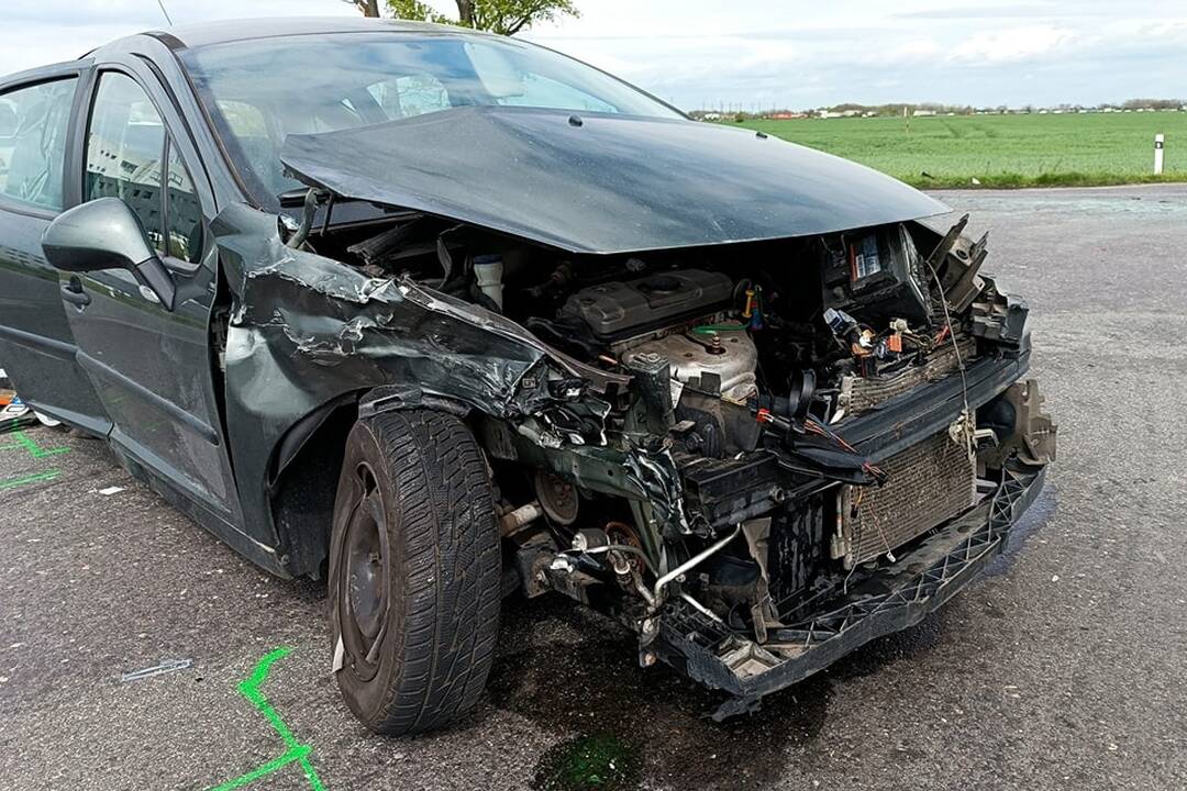 FOTO: Nehoda troch áut s 5 zranenými v Dunajskej Strede 5. 4. 2024, foto 4