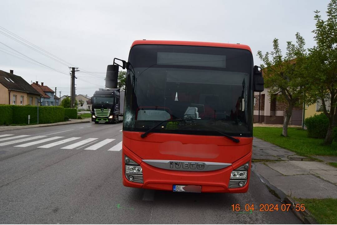 FOTO: Zrazeného cyklistu v Kútoch zachraňoval vrtuľník, zrazil ho autobus, foto 1