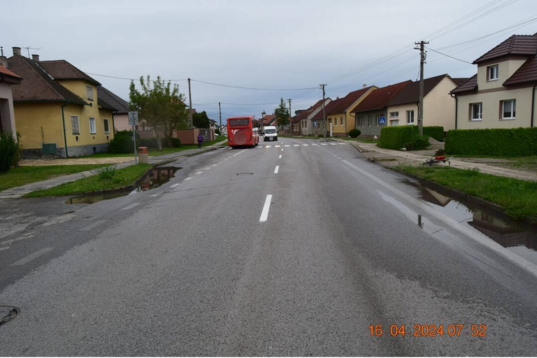 FOTO: Zrazeného cyklistu v Kútoch zachraňoval vrtuľník, zrazil ho autobus, foto 2