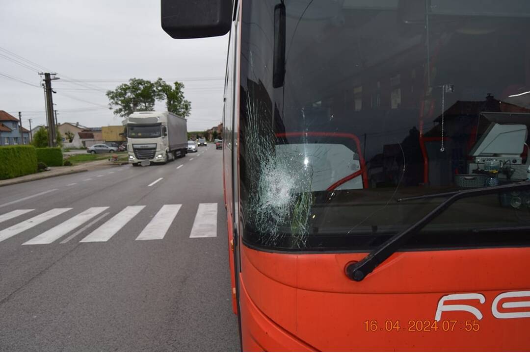 FOTO: Zrazeného cyklistu v Kútoch zachraňoval vrtuľník, zrazil ho autobus, foto 4