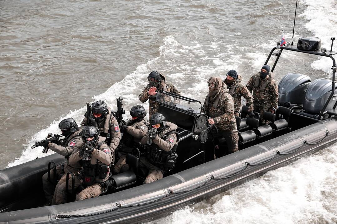 FOTO: Elitné policajné jednotky absolvovali výcvik na Dunaji, foto 1