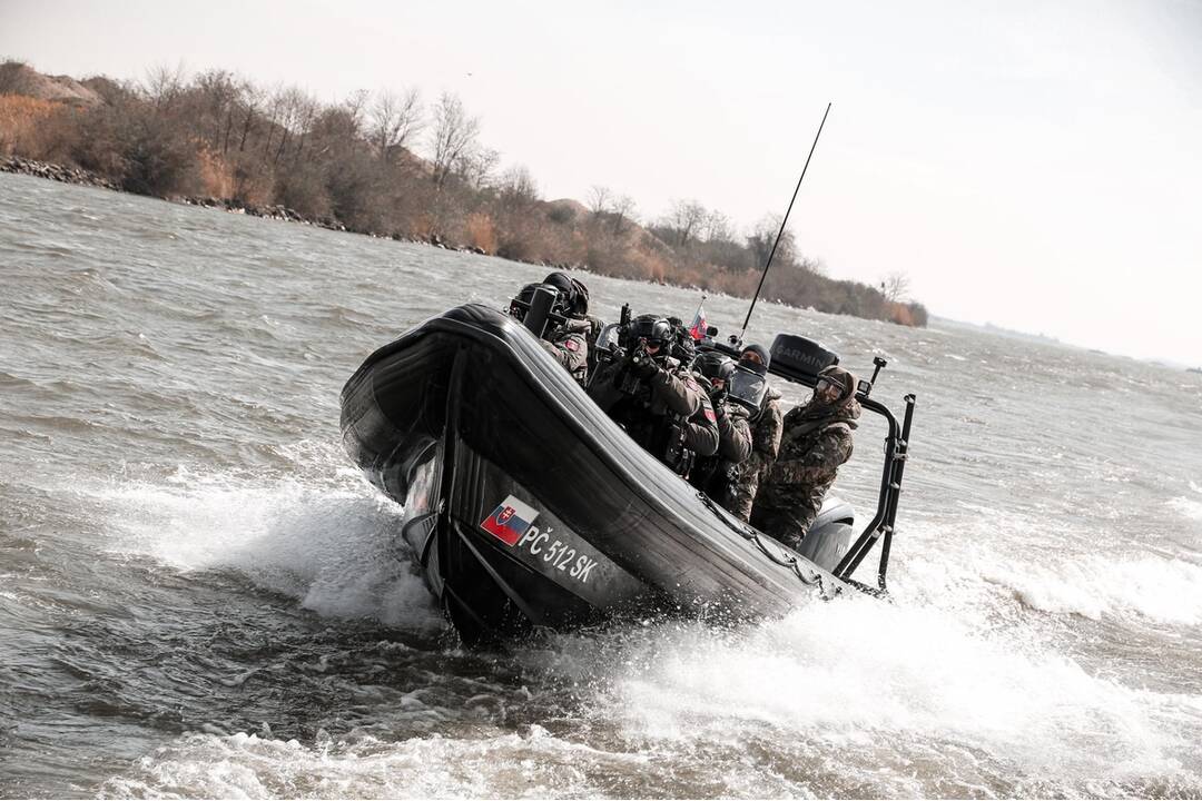 FOTO: Elitné policajné jednotky absolvovali výcvik na Dunaji, foto 2
