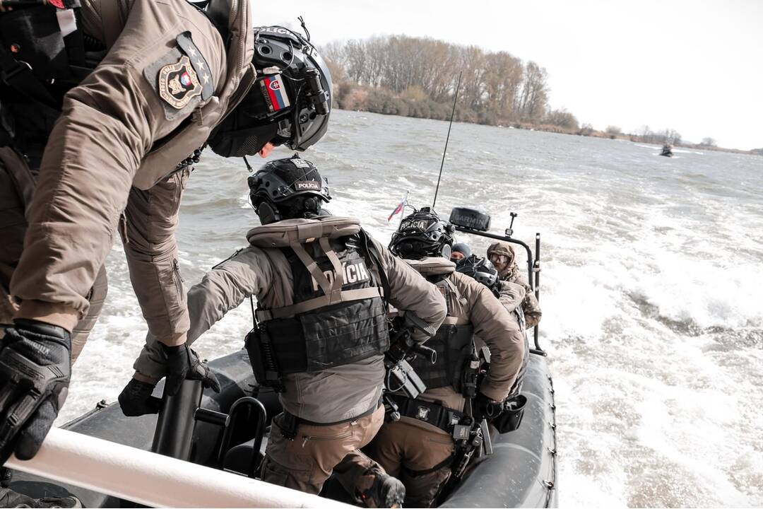 FOTO: Elitné policajné jednotky absolvovali výcvik na Dunaji, foto 4