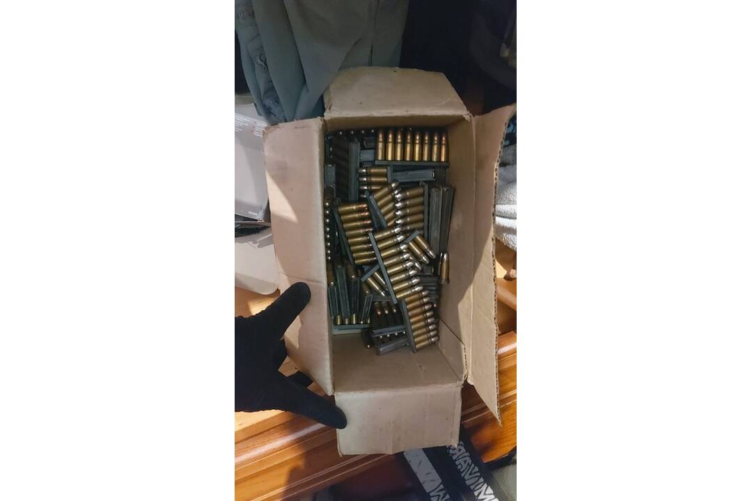 FOTO: Pri domovej prehliadke našli u 27-ročného muža zbrane, náboje a pervitín, foto 6