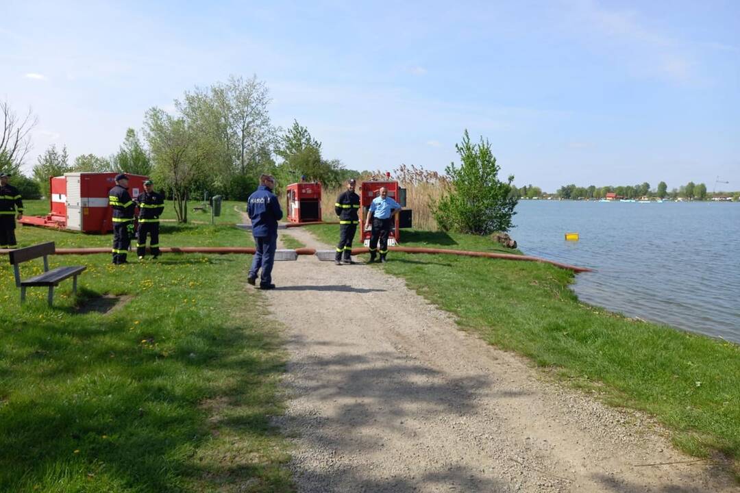 FOTO: Hasiči zo Senice, Trnavy a Galanty sa zúčastnili nácviku zásahu pri povodni, foto 2