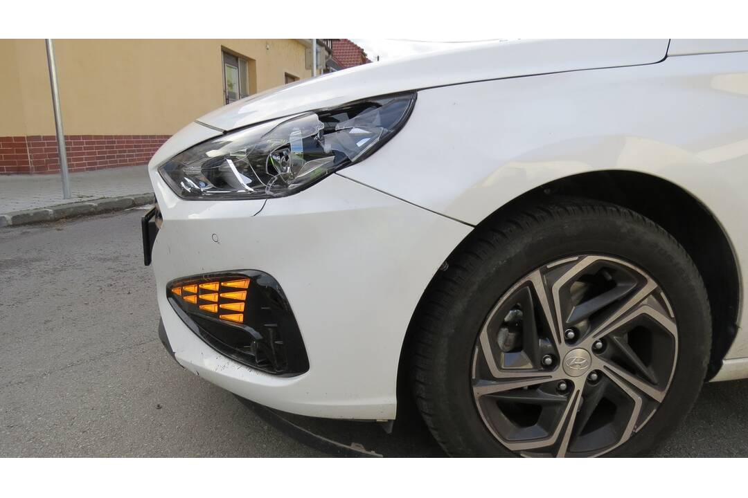 FOTO: Matka s dcérou na e-kolobežke sa zrazili s autom, foto 3