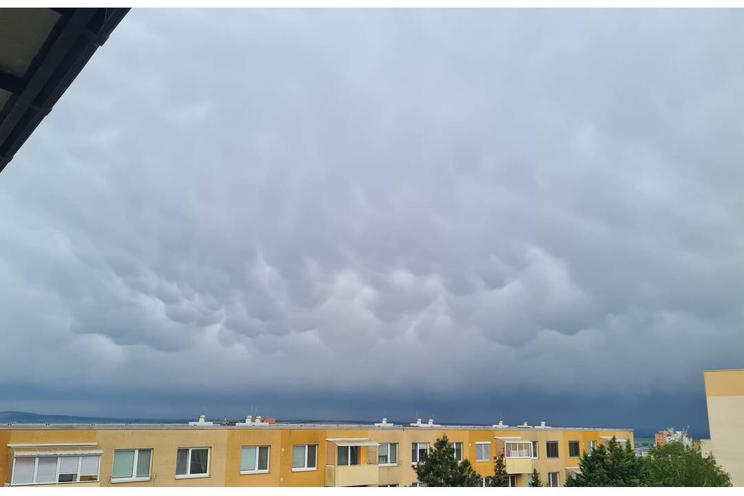 FOTO: Zvláštne oblaky nad Trnavou spôsobil výnimočný jav, foto 1