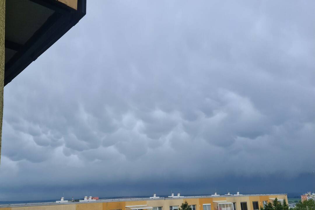 FOTO: Zvláštne oblaky nad Trnavou spôsobil výnimočný jav, foto 2
