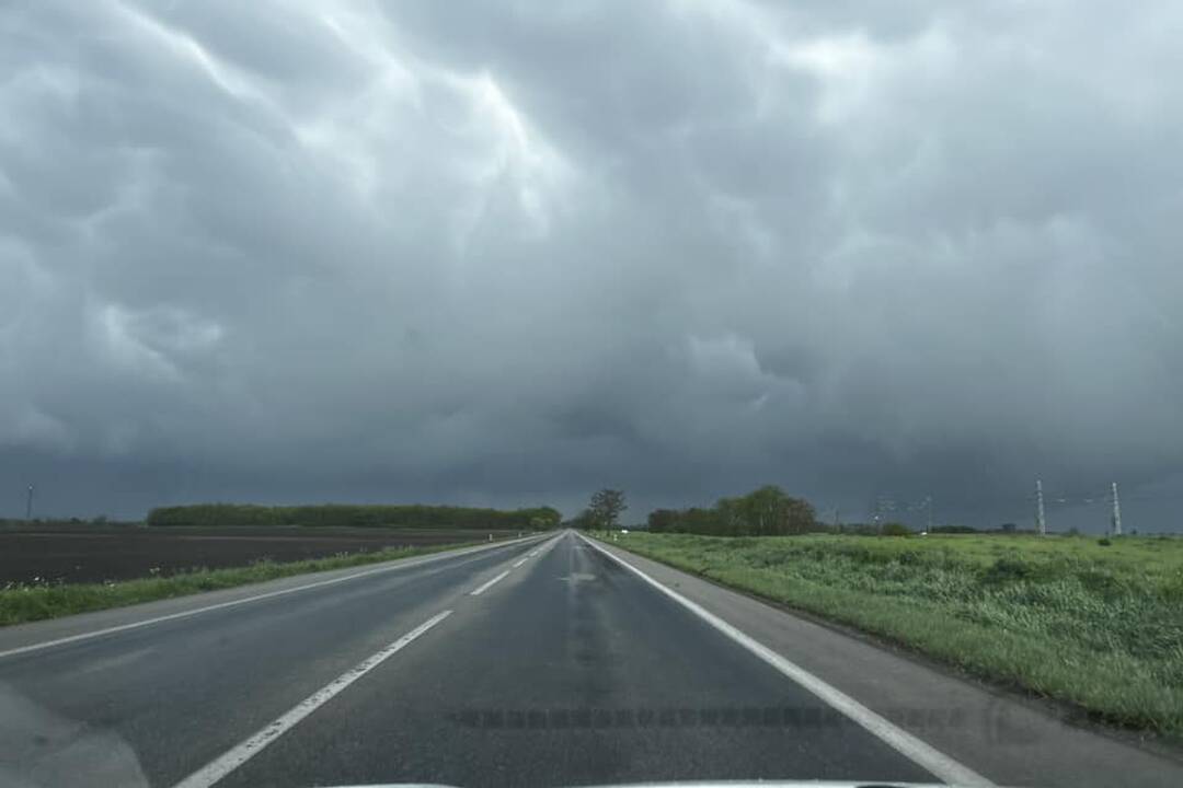 FOTO: Zvláštne oblaky nad Trnavou spôsobil výnimočný jav, foto 3