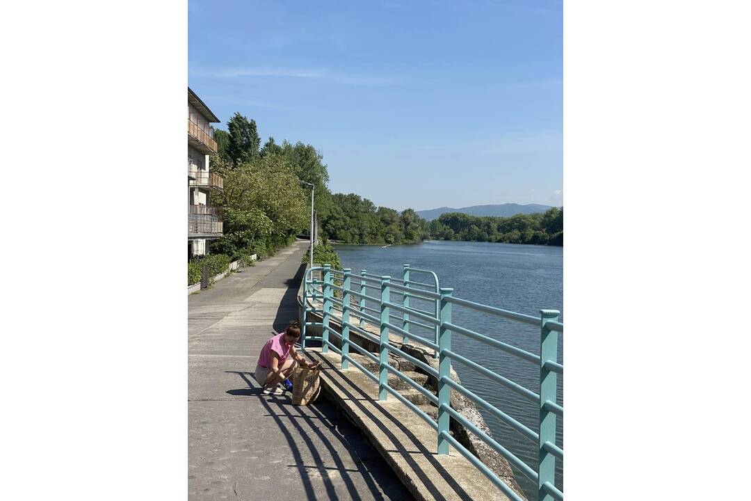 FOTO: Aktívni Piešťanci vyčistili nábrežie od buriny, foto 2