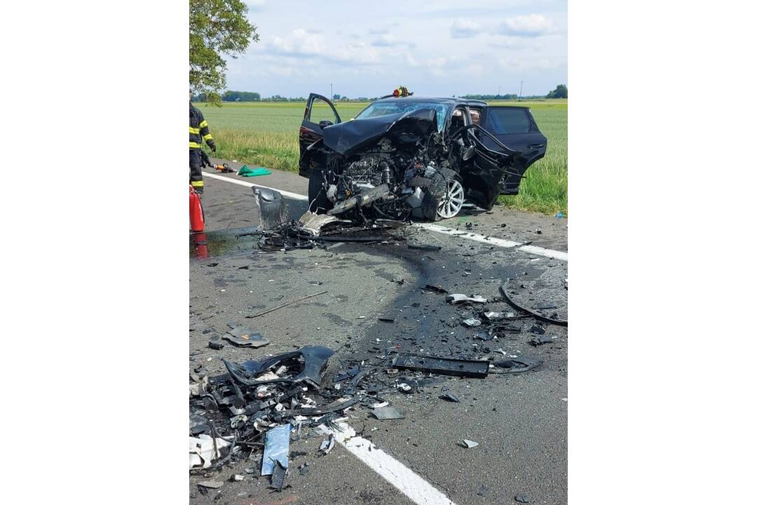 FOTO: Tragická nehoda neďaleko Viesky si vyžiadala život jedného z vodičov, foto 1