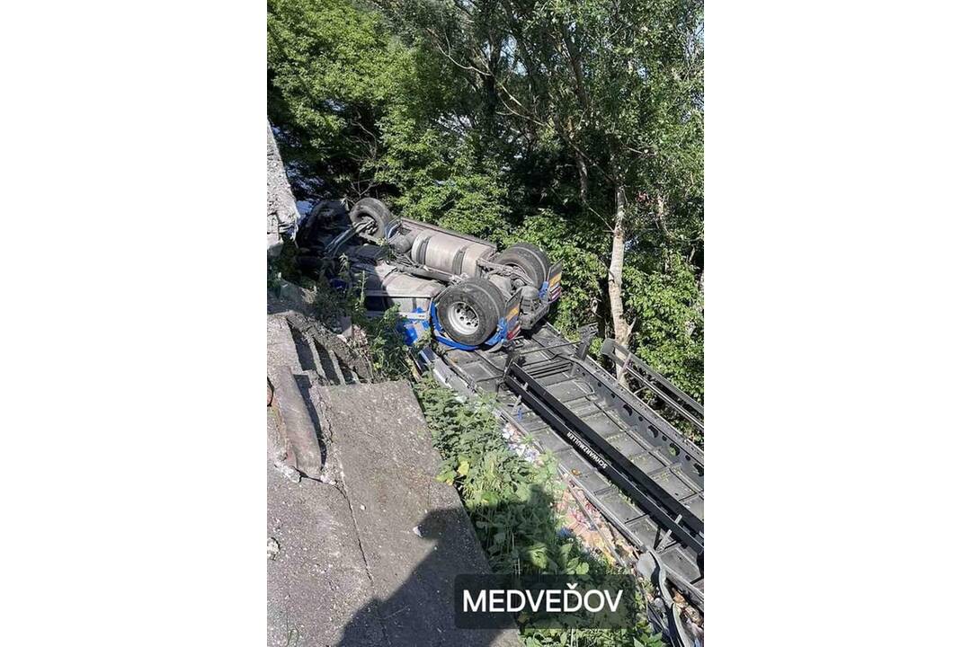 FOTO: Havárie kamiónov, ktoré spôsobili vážne dopravné obmedzenia , foto 5