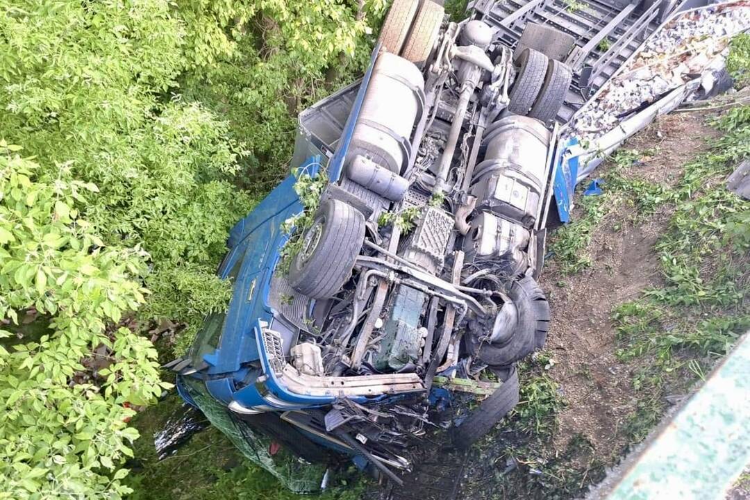 FOTO: Havárie kamiónov, ktoré spôsobili vážne dopravné obmedzenia , foto 6