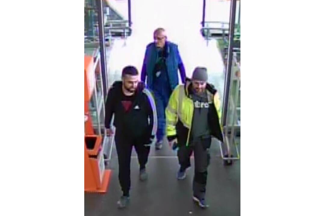 FOTO: Polícia pátra po mužoch zo stavebnín, foto 1