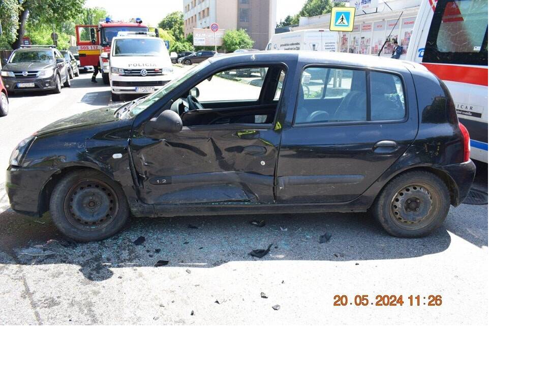 FOTO:  Na frekventovanej ceste v Trnave sa stala dopravná nehoda, foto 1