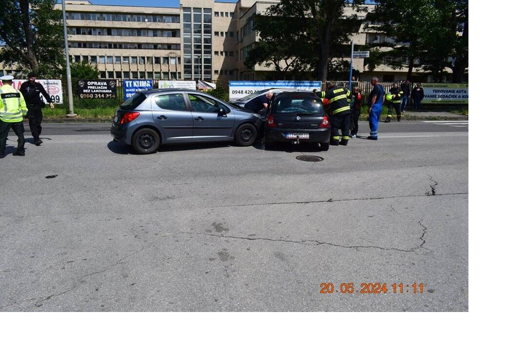 FOTO:  Na frekventovanej ceste v Trnave sa stala dopravná nehoda, foto 2