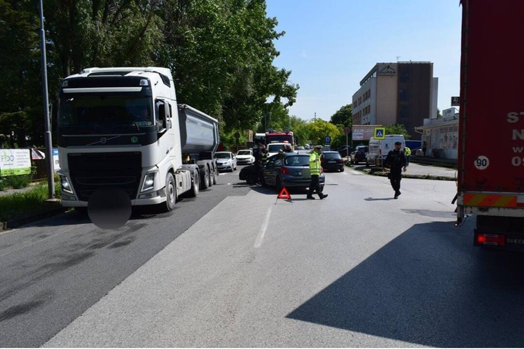 FOTO:  Na frekventovanej ceste v Trnave sa stala dopravná nehoda, foto 4