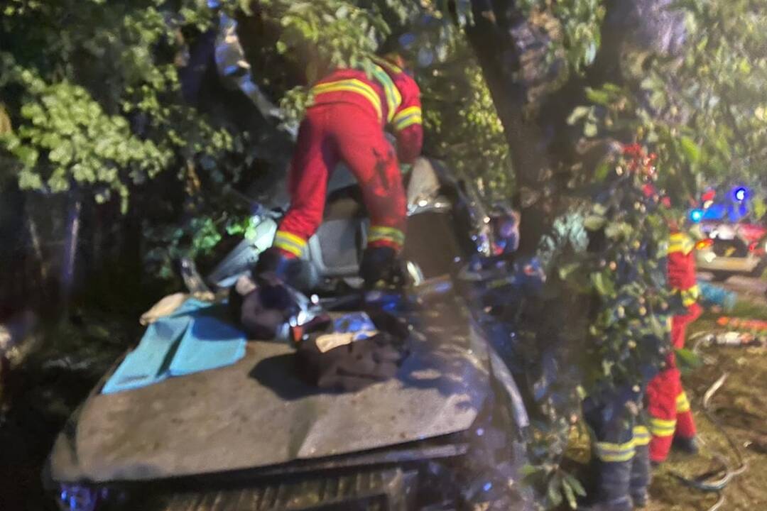 FOTO: Tragická nehoda vo Veľkej Mači. O život prišli traja ľudia, foto 2