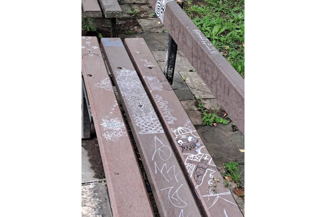 FOTO: Katastrofálny stav piešťanských lavičiek, zožiera ich hniloba, foto 3