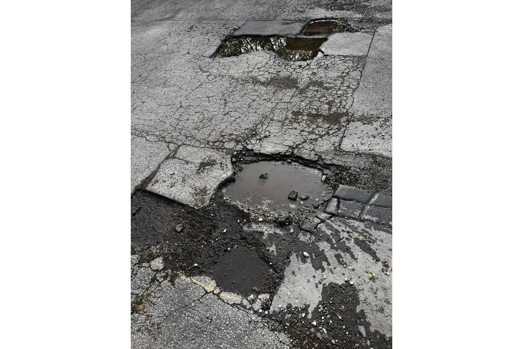 FOTO: Výtlky na cestách v Piešťanoch, foto 1