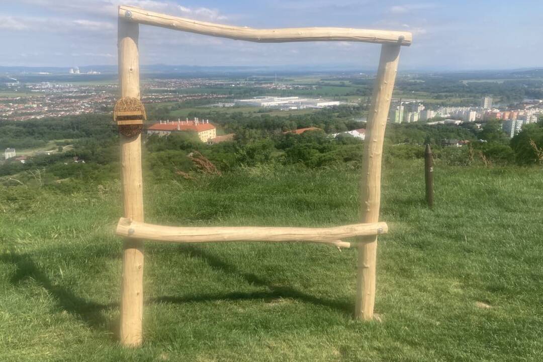 FOTO: Zničený fotopoint na vyhliadke Šianec v Hlohovci, foto 1