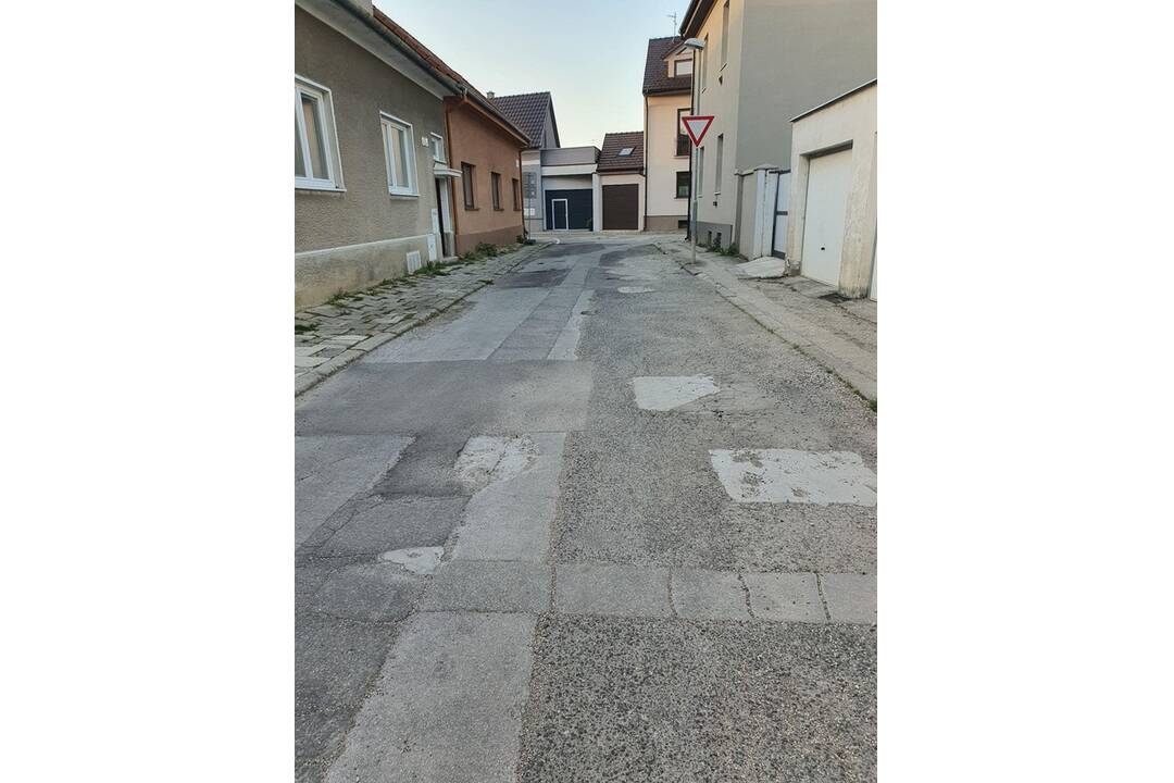 FOTO: Cesta v Piešťanoch opravená obyvateľmi, foto 1